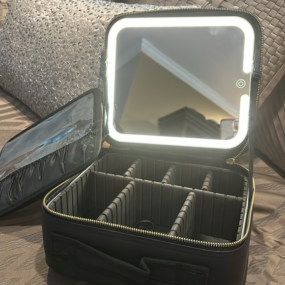 Cosmetic case with LED mirror - Picture 6 of 10